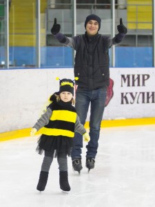 Дети и родители вместе на льду