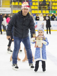 Дети и родители вместе на льду
